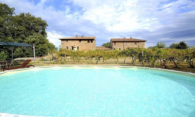 Monteriggioni House | Casa Scoiattolo A: A cozy and welcoming apartment surrounded by meadows and by green hills, with Free WI-FI.