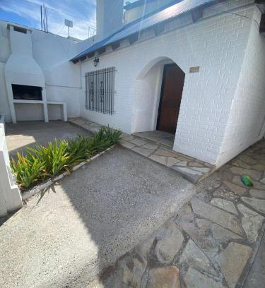 Las Grutas House | CASA "SONNIA" pleno centro, 200 mts de la peatonal y 300 mts del mar