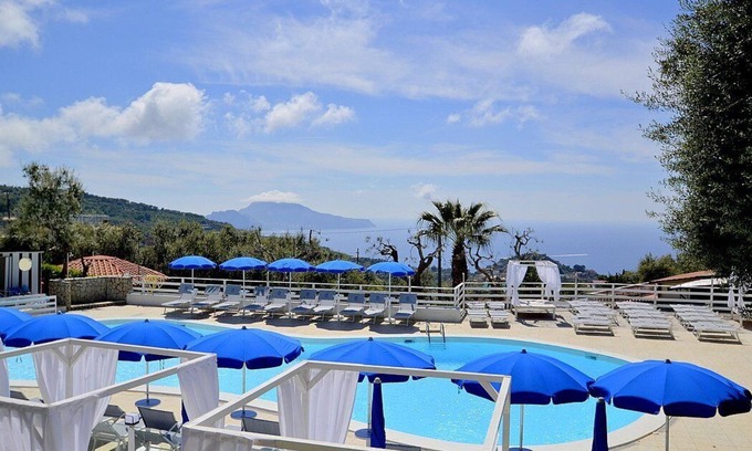 Schiazzano House | Casa Spirea E: A characteristic and welcoming two-story apartment situated in a quiet location, a few minutes from the town center, with Free WI-FI.