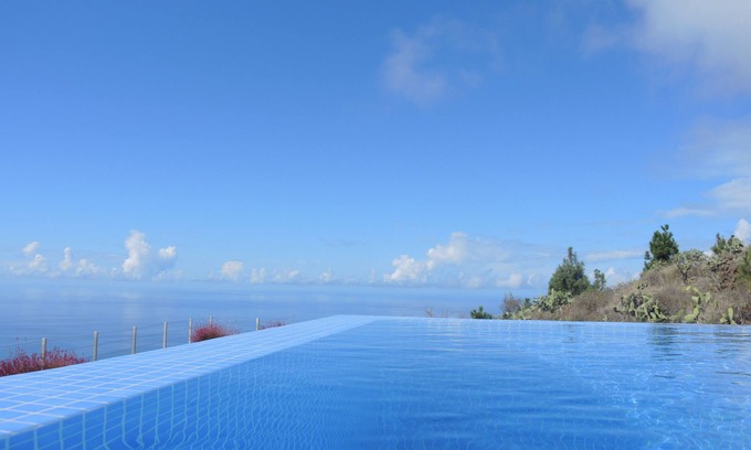 Tijarafe House | Casa Tabladito with heated pool and fantastic sea views.