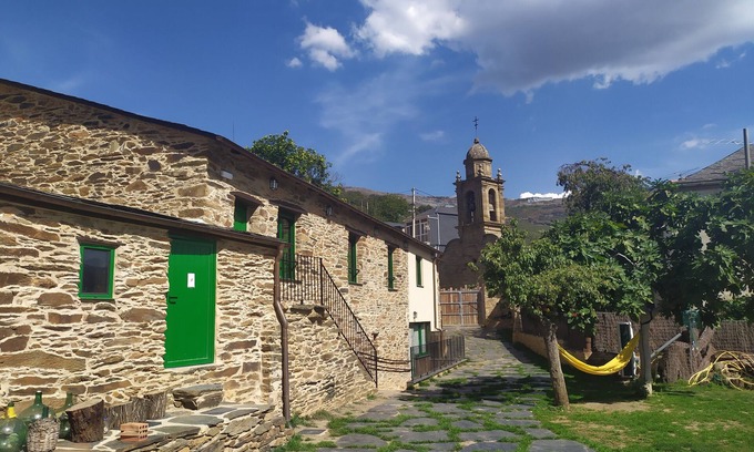 Carballeda de Valdeorras Cottage | Casa Tradicional con Jardín y Vistas a la Montaña. Eco dos Teixos
