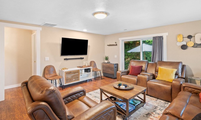 Vancouver Heights House | Casa Yeye! Dual Office WFH! HUGE Yard! Mins ~ PDX!