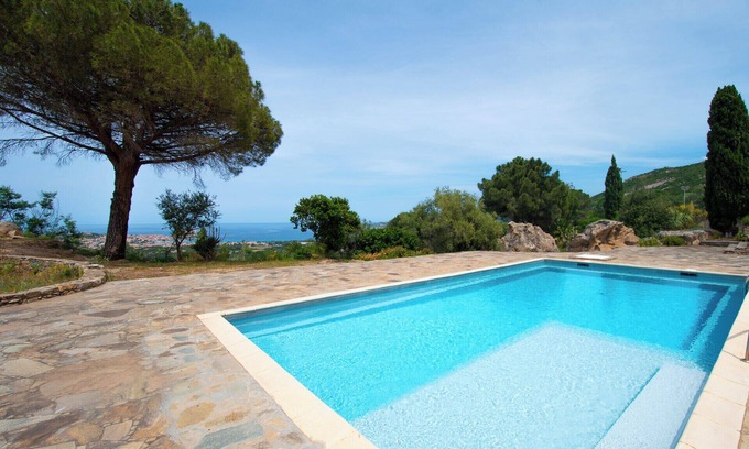 Calvi House | Casarone : Havre de paix avec vue sublime sur Calvi, piscine et nature