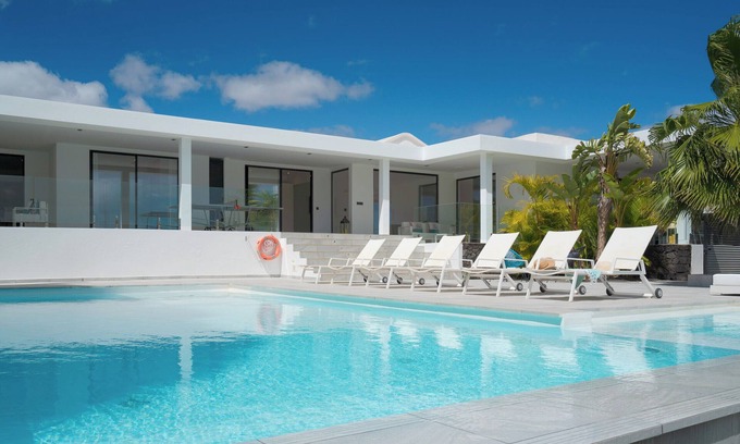 Playa Blanca Villa | Cascada33 | Luxurious 4-bed villa just a 5 minute walk from the beach