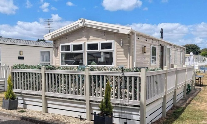 New Forest District House | Casita De Cuervo at 5* Shorefield Park - WIFI - Pet Friendly - Passes Included