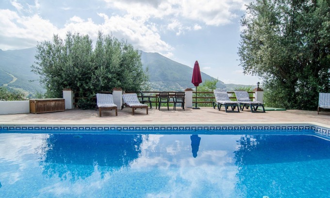 Alcaucin House | Casita Rural Encantadora con Piscina Climatizada Compartida