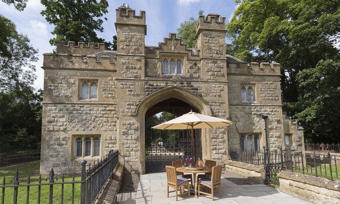 Winchcombe Cottage | Castle Gatehouse - a sudeley castle cottage that sleeps 4 guests in 2 bedrooms