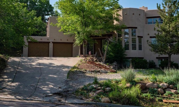 Skyway Villa | Castle Retreat - Luxury Views - Close to Downtown, Pikes Peak, Broadmoor