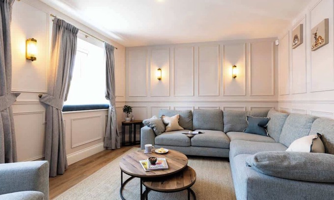 East Ayton House | Castle View Cottage with Hot Tub and EV Charging