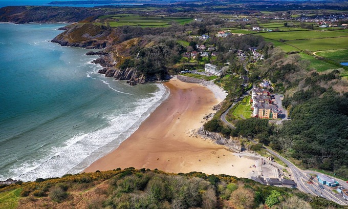 Mumbles Ski Chalet | Caswell Beach Chalet located in Gower Peninsula