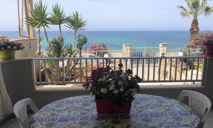 Seccagrande Apartment | Cathy's House - Charming three bedroom apartment by the sea