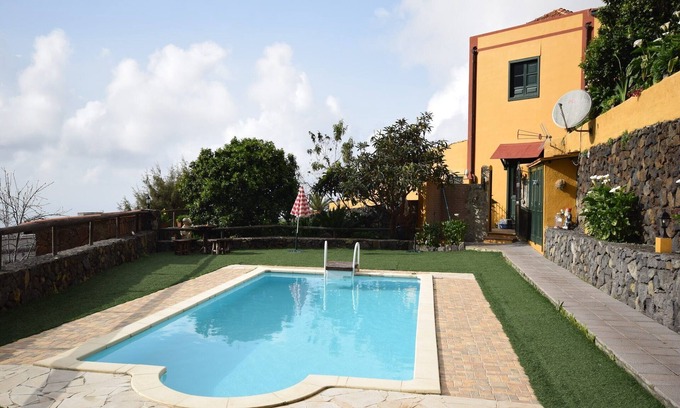 Montijos Cottage | Cave House in Tenerife with Pool and Beach