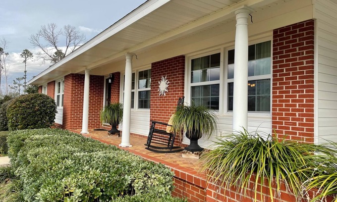 Marianna House | Caverns Crossing - CLOSE to Chipola , MERE ball field & the Caverns State Park
