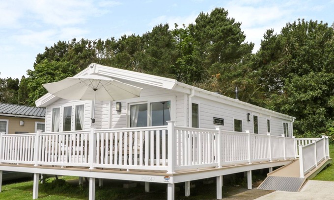 Cayton Bay Cabin | Cayton Pines Lodge at Cayton Bay Holiday Park