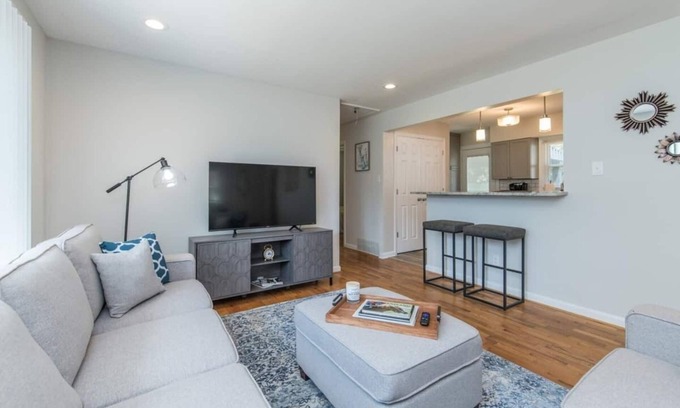 Lexington House | Cecil's Cozy Cottage