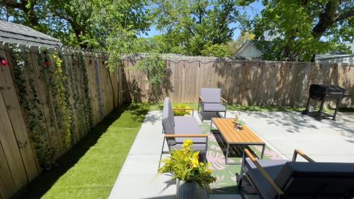 Cedar Hill House | Cedar Hill Good Vibe Home