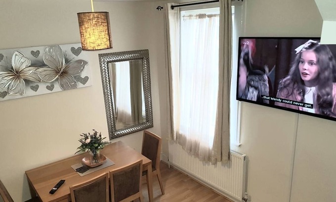 Chatham House | Cedar Villa - Inviting 5-Bed House in Chatham-