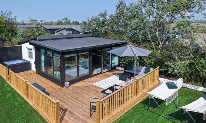 Penally Ski Chalet | Cedars Lodge - Hot Tub - Penally - Tenby