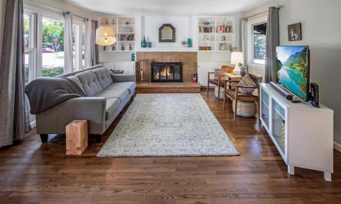 South Boise Village House | Celebration Chalet! Quant, cozy, a few blocks from BSU and close to downtown Boise, Fireplace, 4 beds, and seating for 6 Pets Welcome!
