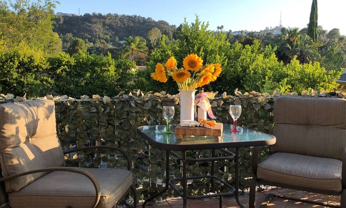 Studio City Apartment | "Celebrity Hideway" Beautiful Secluded Apt. Sleeps 4