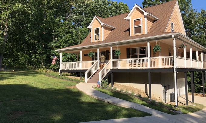 Smithville House | Center Hill Lake, family/pet friendly custom home on 3-acre lot, 8-10 pers.