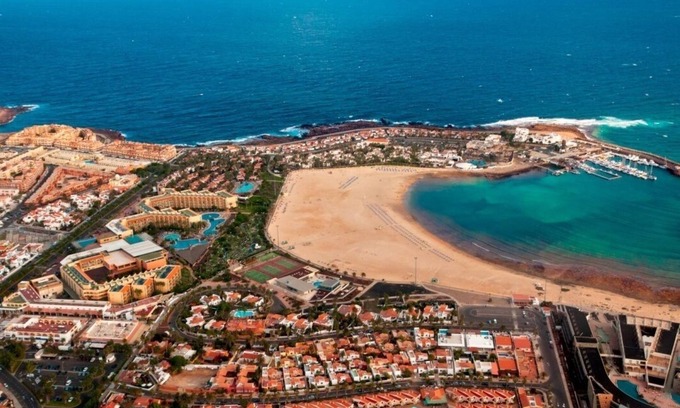 Caleta de Fuste Apartment | Central Position close to Beach, Sunny Balcony, Communal Pool, heated wintertime