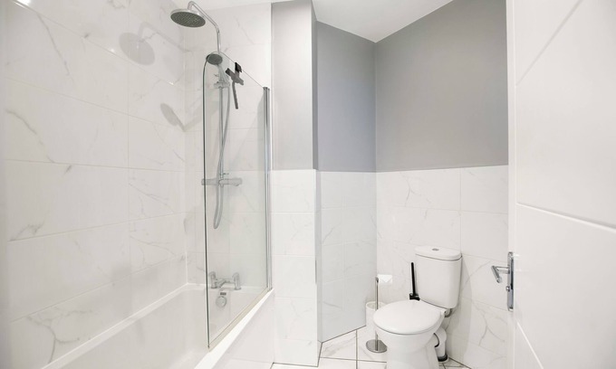 Brighton City Centre Apartment | Central 1-bedroom apartment in charming Brighton and Hove with WiFi