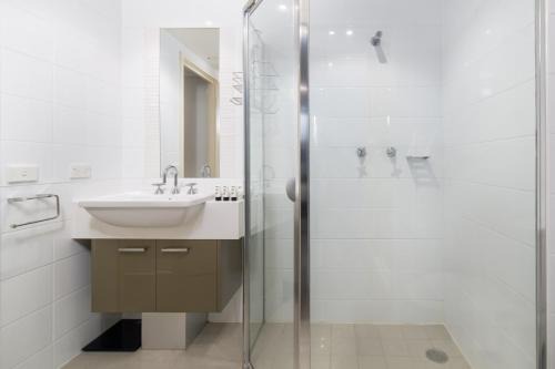 City West Apartment | Central 1-Bed with Parking BBQ and Indoor Pool