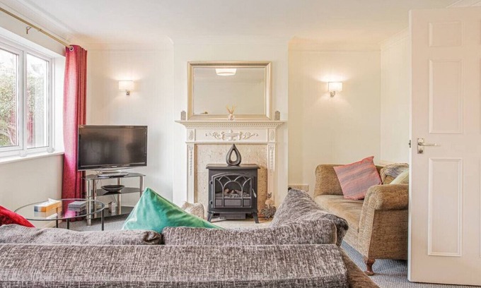 Cheltenham House | Central 2 Bed House with Garden and Free Parking