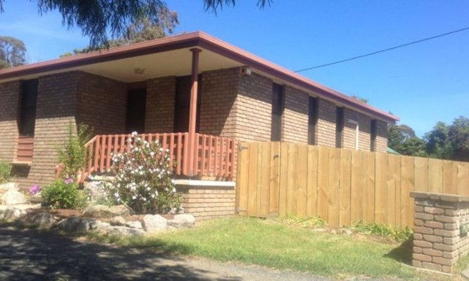 Bicheno Villa | Central 2 Bedroom Holiday Accommodation - Shirley Court