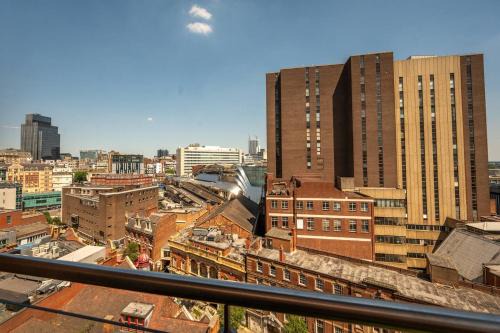 Theatreland Birmingham Apartment | Central 2BR Flat - Balcony View in Bright Westside