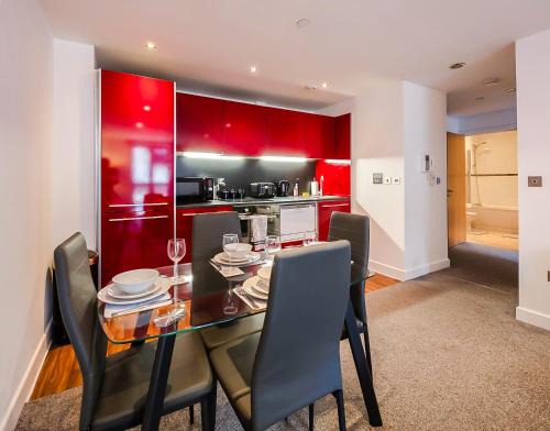 Bristol Floating Harbour Apartment | Central 2BR Flat - free parking - fast Wi-Fi