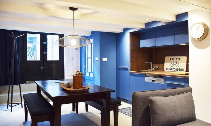 De Weteringschans Apartment | Central apartment - 18th century house - Breakfasts - 4 Bikes - Garden