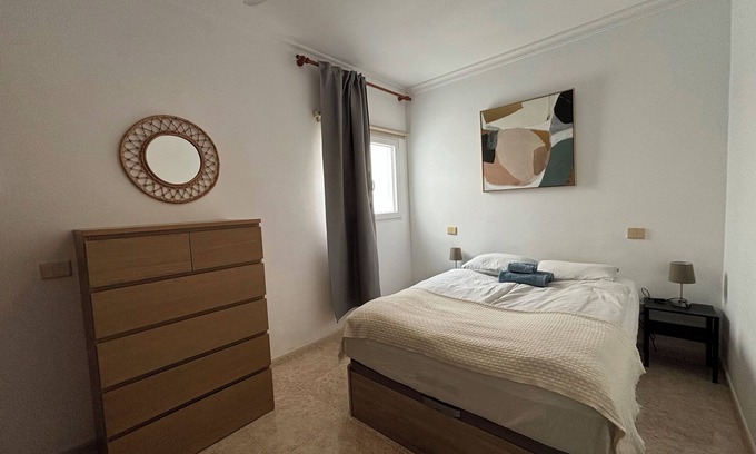 Playa de Arinaga Apartment | Central apartment 3 minutes walk to beach promenade, restaurants, cafés