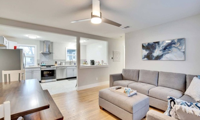 Govalle House | Central Austin 6 Bedroom Gem