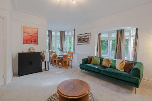 Banbury House | Central Banbury Stay Comfy and Spacious for groups 9 sleeps