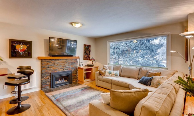 Baseline Sub House | ~ Central Boulder Gem - Walk to CU/Folsom - 20 acre park out the back gate ~