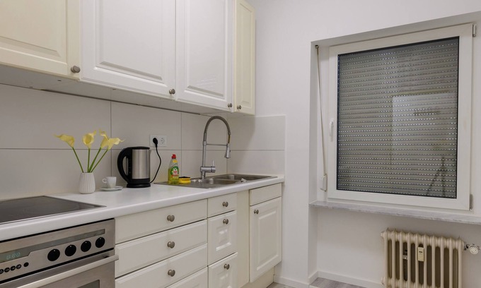 Muelheim Apartment | Central but quiet furnished 2-rooms-flat in Cologne Deutz near the Fair