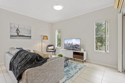 Kelvin Grove Apartment | Central Cosy 2-Bed with Pool and near QUT & CBD