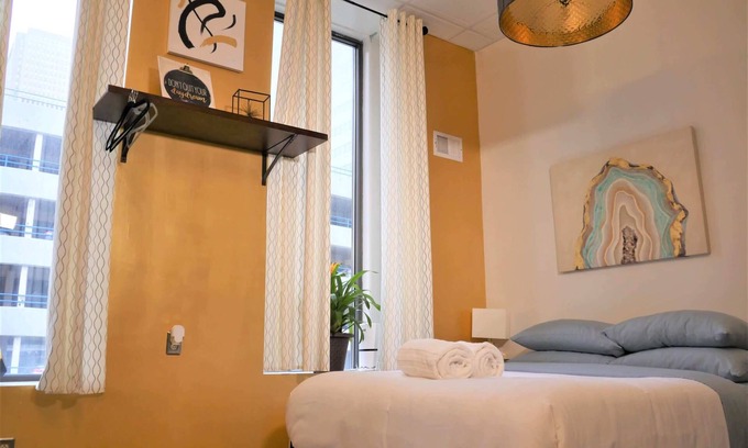 Downtown Pittsburgh Apartment | Central Downtown Queen Bed | Walk to all Venues