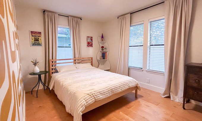 Blackshear-Prospect Hill House | Central East Austin - Walkable 3BR House + Yard