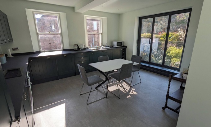 North Berwick Apartment | Central holiday home with pretty, sunny garden, moments from the station, golf course and beach.