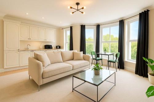 Grangetown Apartment | Central King Apartment with view of River