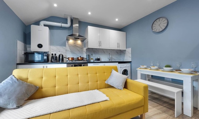 Bedford Apartment | Central Location I King Size Bed | Work stays