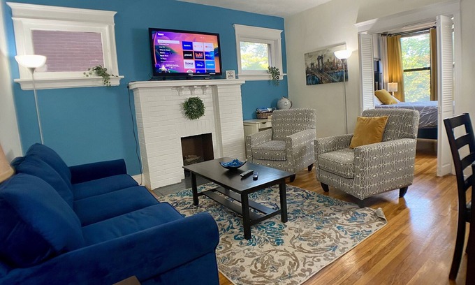 DeBaliviere Place Condo | Central location-King + Queen Beds-Steps to Metrolink & Off-Street Parking