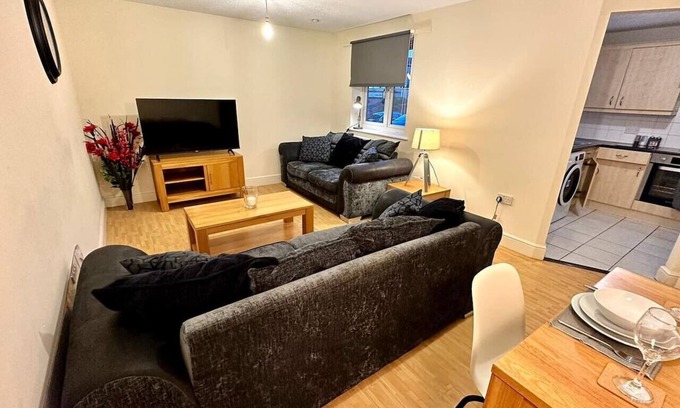 Swindon Apartment | Central Location*Long Stays Discounts*Wyvern