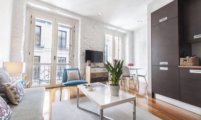 Huertas Apartment | Central Madrid. Barrio Letras, Walking distance to Museums, Plazas and GranVia