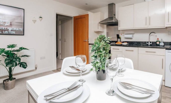 Henley Apartment | Central Modern Flat Sleeps 6 - Dedicated Parking - From 125 Per Night