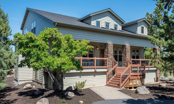 Redmond House | Central OR Resort Lodge + Hot tub - 3 floors
