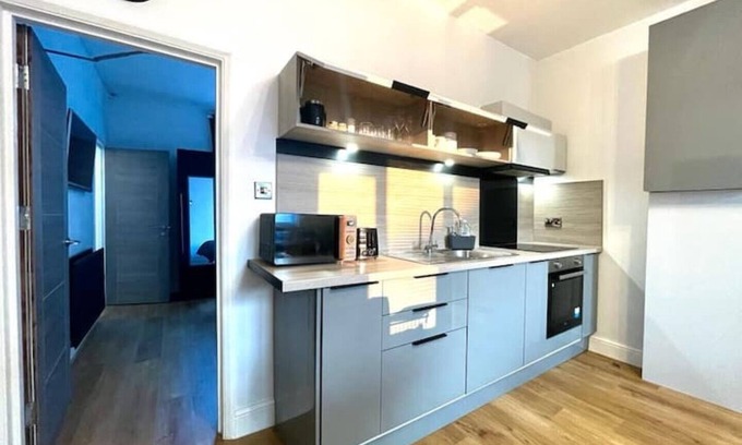 Peterborough Apartment | Central PE1 Modern Appt WiFi TV Kitchen Comfort